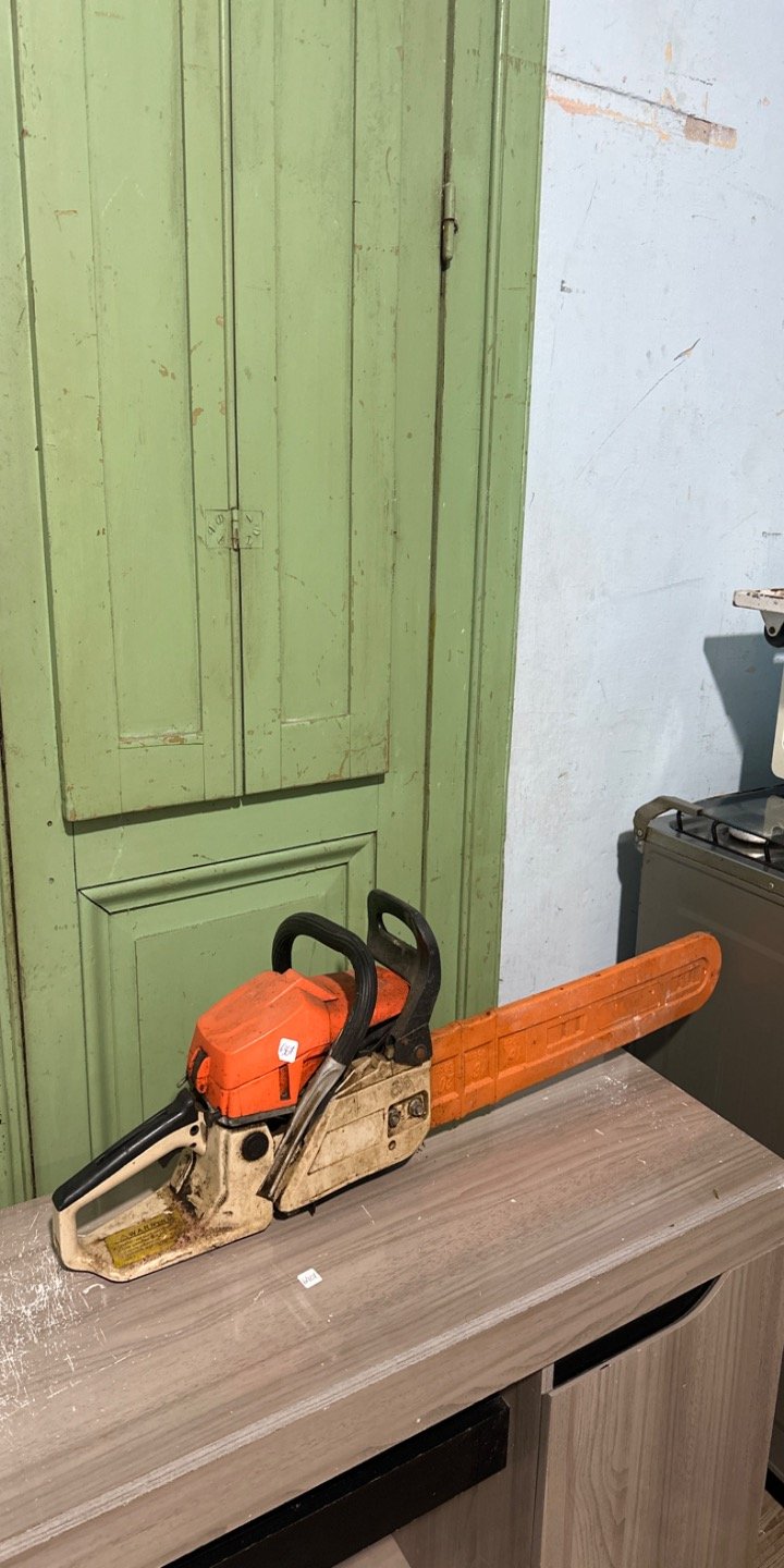 Motosierra Profesional Naranja y Negra