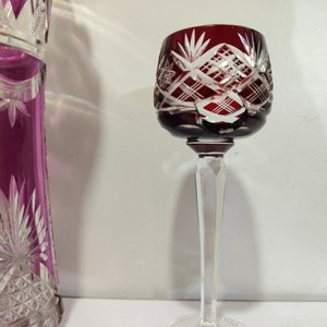 Lote de 8 piezas de cristal tallado: licorera roja, floreros, copas y objetos decorativos - imagen 8