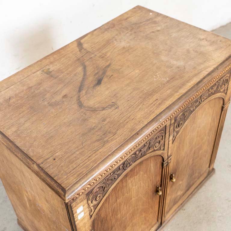 Mueble de roble con frente tallado y detalles - imagen 2