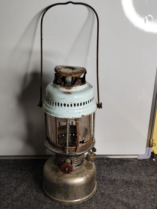 Farol de Petróleo Antiguo Grande con Detalles de Óxido