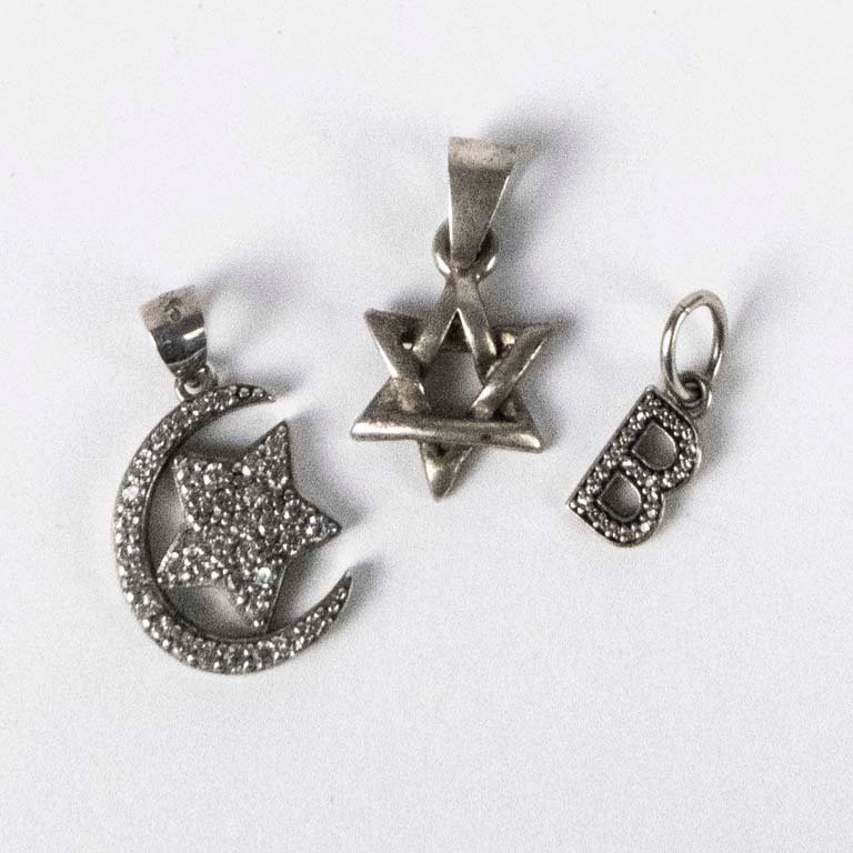Tres Dijes de Plata: Estrella de David, Luna con Estrella y Letra B