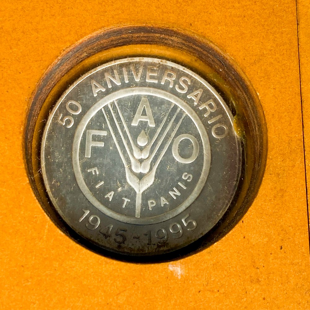 Monedas de plata con escritura y detalles - imagen 3