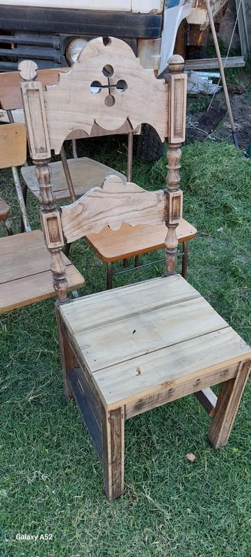 Sillas de madera varias en buen estado - imagen 6