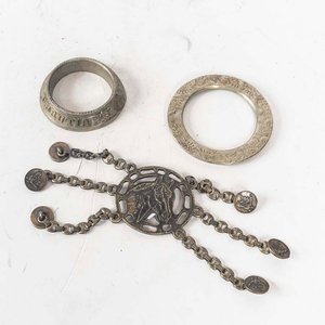 Lote siguiente: 2 Virolas de Metal con Rastra y Caballo