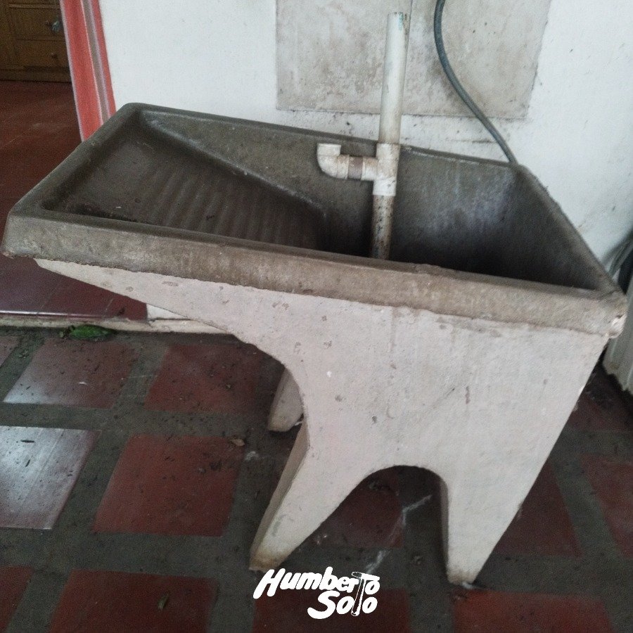 Pileta de lavar de hormigón, completa y en muy buen estado de conservación
