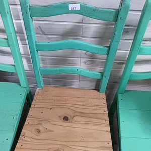 Tres Sillas Antiguas de Madera con Asiento de Pino - imagen 4