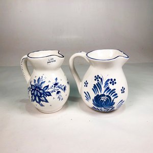 Cuatro Jarras de Porcelana Blanca y Azul con Diseño Floral - imagen 2