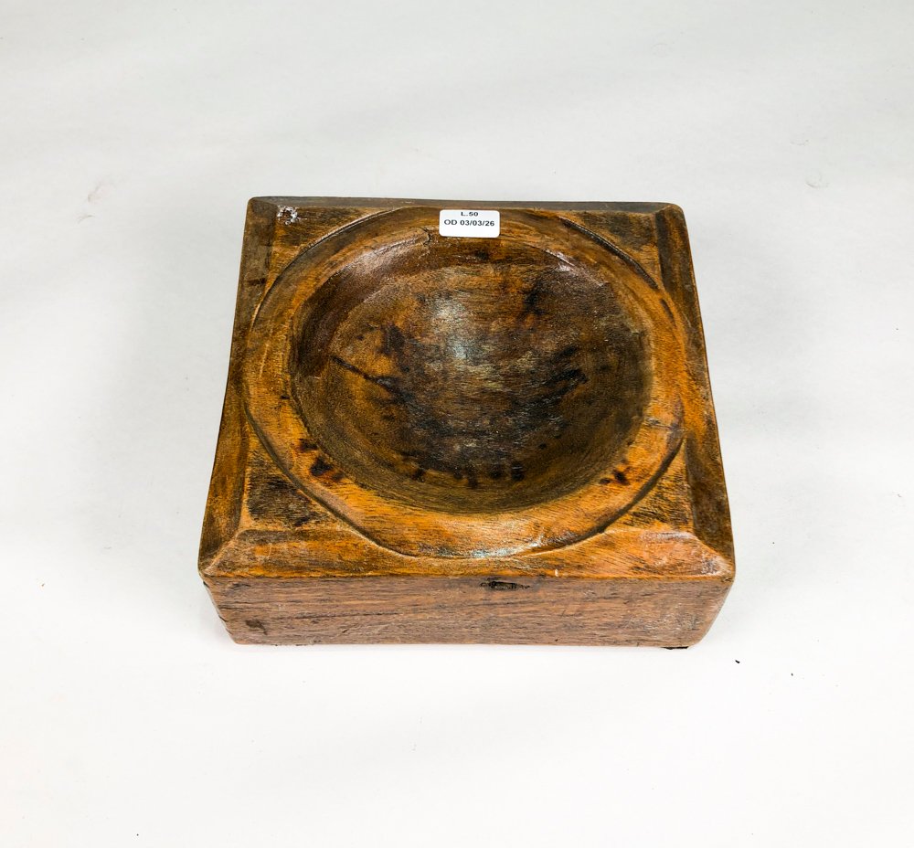 Lote anterior: Cenicero en madera dura de 18 x 18 cm