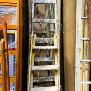 Lote siguiente: Escalera de Madera Verde de 7 Escalones y Escalera de Hierro Amarilla