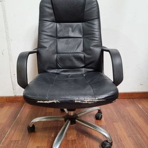 L 987 - Comodo sillon de escritorio giratorio en tapizado color negro con detalles de uso (Medidas 63x50x100cm / Con desgaste en tapizado) - imagen 2