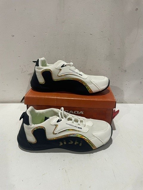 Lote siguiente: Zapatillas sin uso en caja