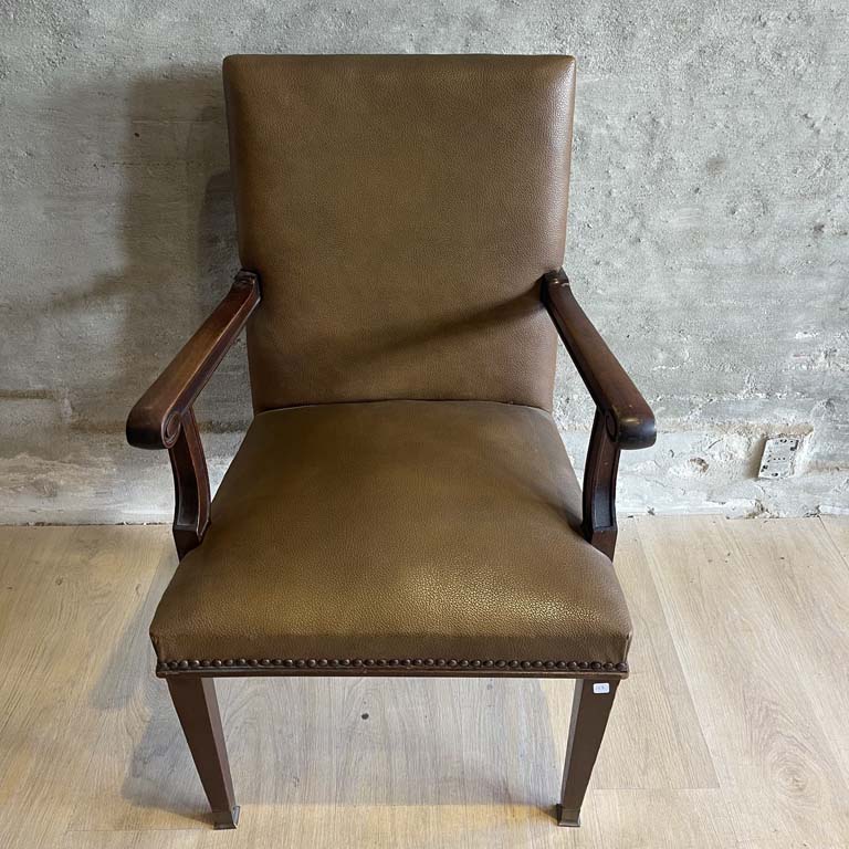 Lote siguiente: Sillón de cuero con tachas en excelente condición