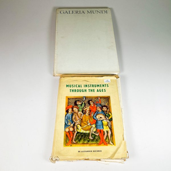 Lote anterior: Dos libros de música y instrumentos musicales antiguos