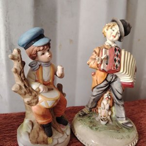 Dos Figuras de Porcelana: Niño Tamborilero y Acordeonista con Perro - imagen 3