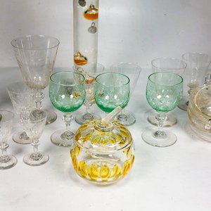 Lote de Cristalería Vintage: Copas, Azucarero y Centro de Mesa con Decoración Floral y Geométrica - imagen 4