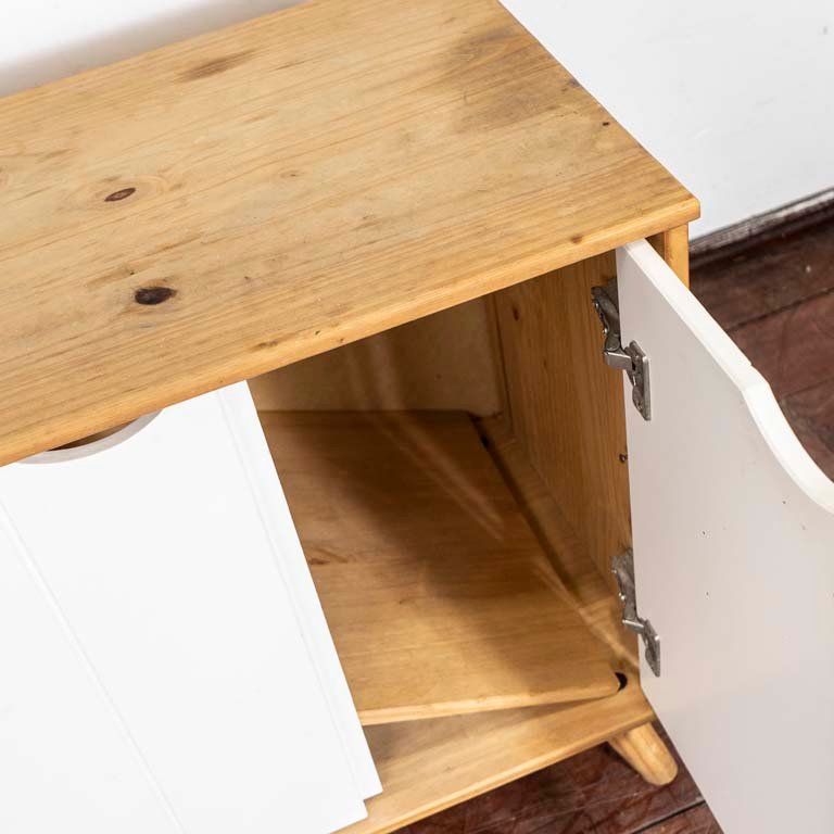 Mesa de luz en madera con puertas blancas - imagen 2