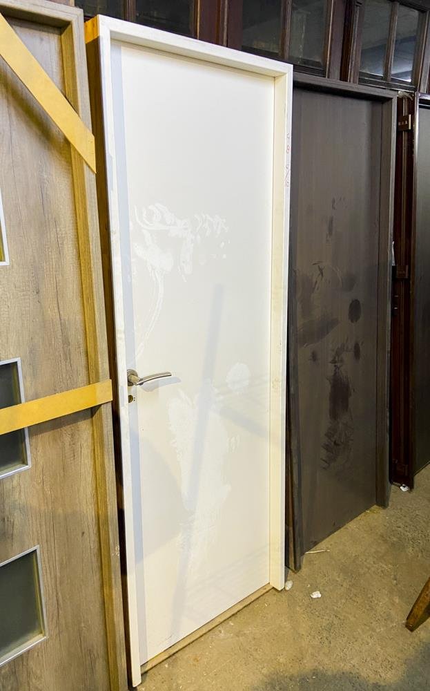 Una puerta interior mdf color blanco con detalle 203 x 75 cm