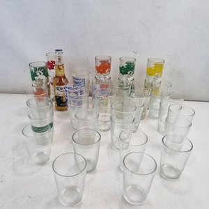 Lote de 46 Vasos de Vidrio con Motivos Decorativos Variados - imagen 1