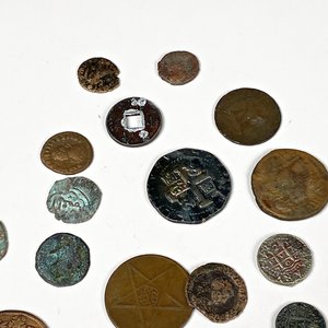 Lote de 20 Monedas Antiguas: Romanas, Japonesas y Europeas - imagen 4