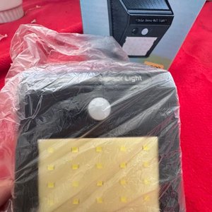 Focos Solares LED con Sensor de Movimiento y Luz - imagen 1