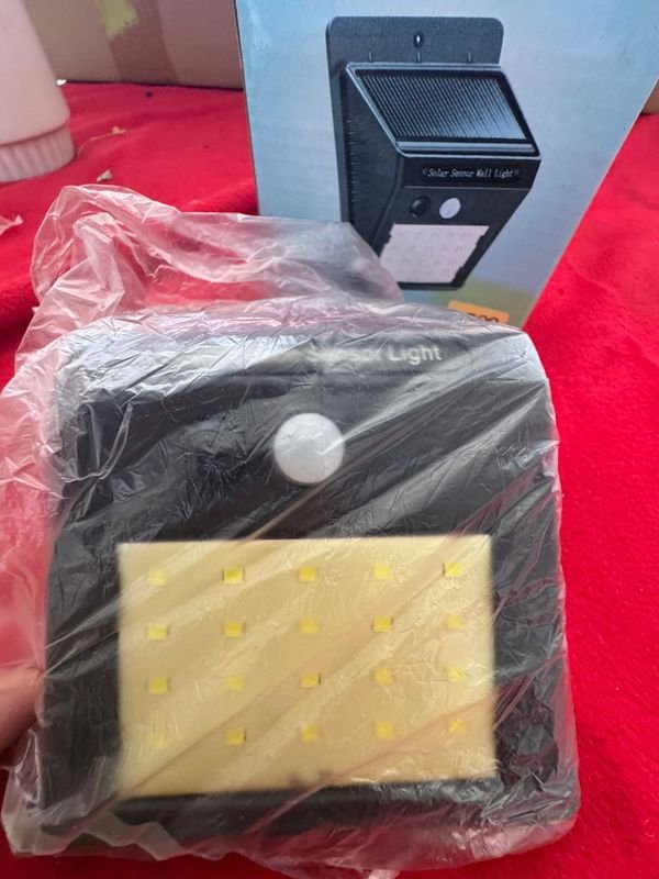Focos Solares LED con Sensor de Movimiento y Luz