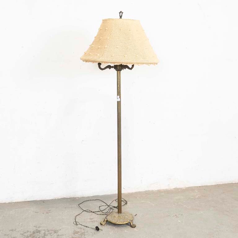 Lámpara de Pie de Bronce con Pantalla de Crochet y Tres Luces