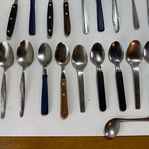 Lote de Cubiertos Metálicos y Cubierteros de Plástico - imagen 8