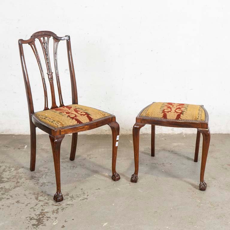 Juego de Silla y Banqueta Estilo Reina Ana Tapizados