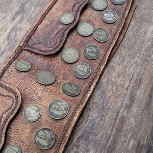 Lote anterior: Cinto de Cuero con Monedas Antiguas - Accesorio de Colección
