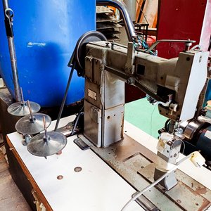 Maquina de coser Adler de columna con motor monofasico c/ bobina - imagen 3