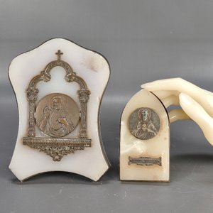Dos Retablos Religiosos de Sobremesa en Metal y Mármol - imagen 3