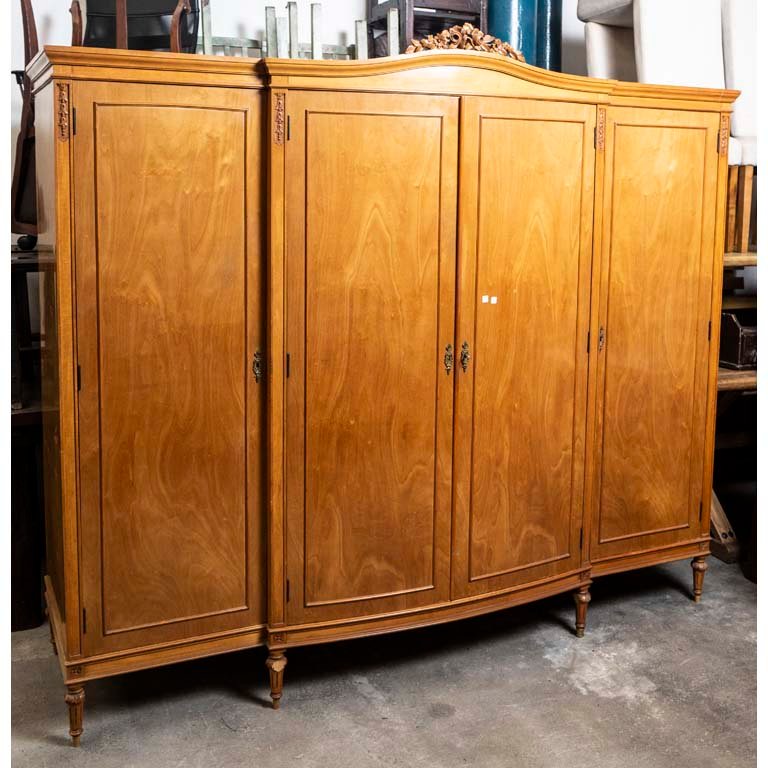 Lote anterior: Mueble Luis XVI con molduras talladas y cofre