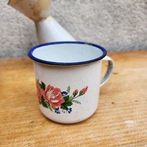 Juego de Piezas Esmaltadas Blancas con Flores Rosas - imagen 2