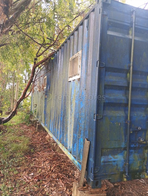 Contenedor Metálico Azul y Estructura Metálica con Puerta y Ventana