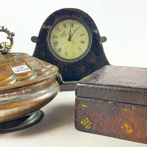 Reloj de Madera, Centro de Metal y Cofre Oriental - Tres Piezas Decorativas - imagen 3