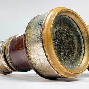 Prismáticos Antiguos de Bronce y Metal con Forro de Cuero - imagen 4