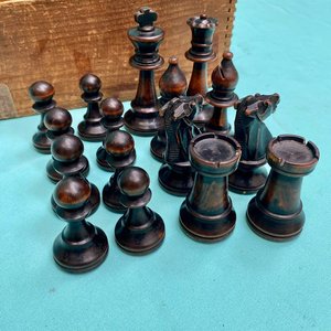 Espectacular juego de ajedrez antiguo con sus piezas realizadas en madera laqueada. Completo con sus 32 piezas. - imagen 2