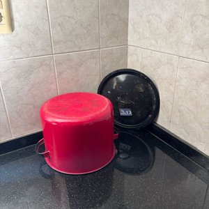 Olla Roja Esmaltada con Tapa - 27 cm Diámetro - imagen 3