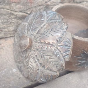 Tabaquera de Madera Tallada con Pipa de Rostro Humano - imagen 4