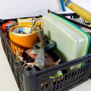 2  Cajas plasticas: lija, tijeras, dados, taladro de mano, azada, artículos sanitarios, lentes , etc - imagen 2