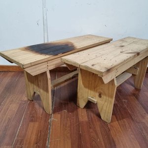 Banquetas de Madera Clara con Quemadura Visible - imagen 3