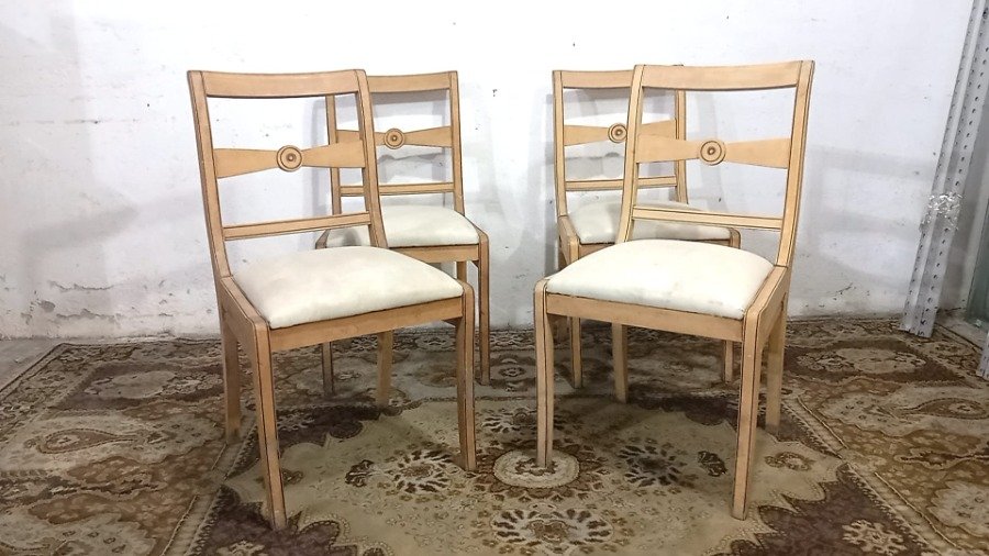 Sillas de comedor de madera clara con acabados decorativos - imagen 4