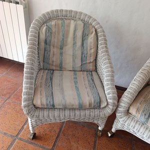 Par de Sillones de Mimbre Blancos con Ruedas y Almohadones Rayados - imagen 6