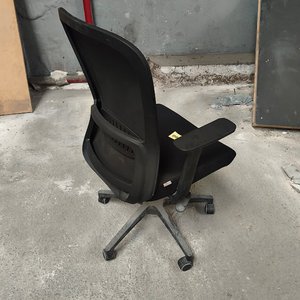 Silla de Oficina Negra con Respaldo de Malla y Ruedas - imagen 2