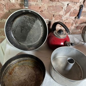 Set de Utensilios de Cocina: Sartén, Cafetera Roja, Coladores y Budineras - imagen 2