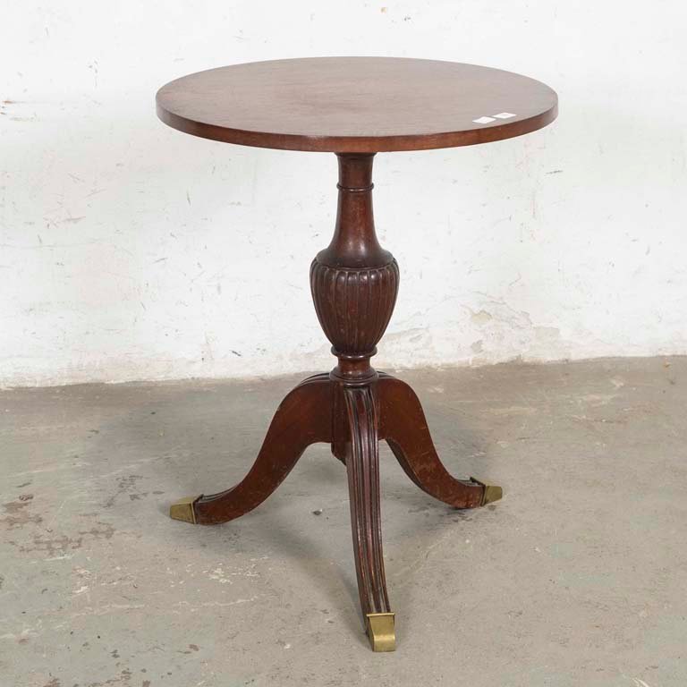 Mesa de Sala Inglesa con Pie Trípode Central y Detalles en Lustre