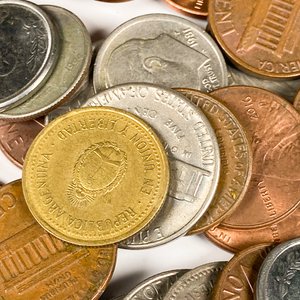 Setenta y cuatro monedas de colección de diversos países - imagen 5
