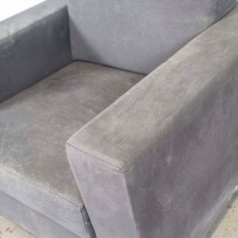 Sillón tapizado en tela con manchas y humedad - imagen 2