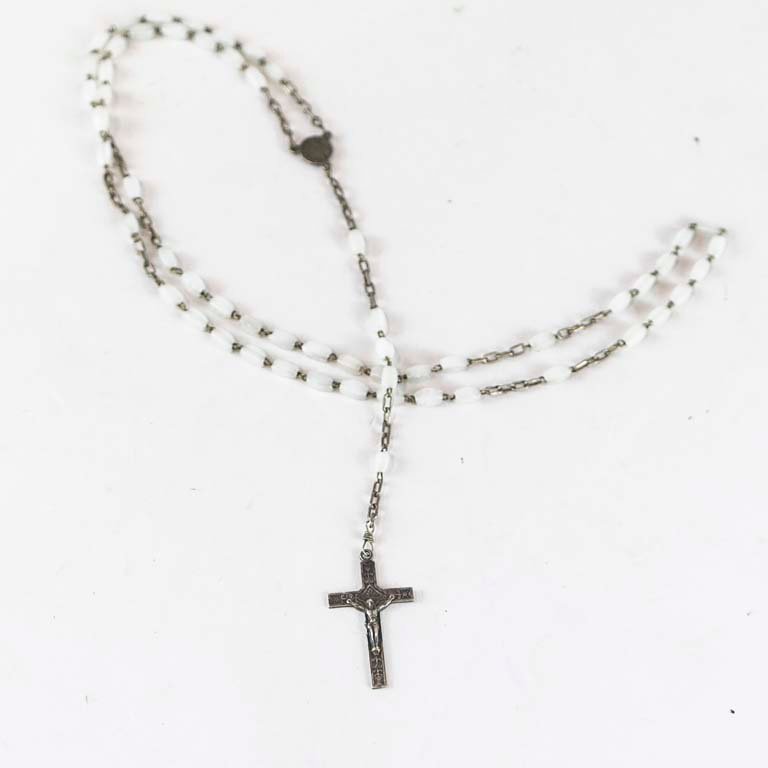 Lote siguiente: Rosario de metal y piedra con diseño