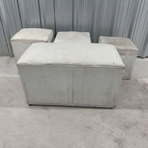 Lote de 4 poofs o banquetas blancas con estructura de madera - imagen 3